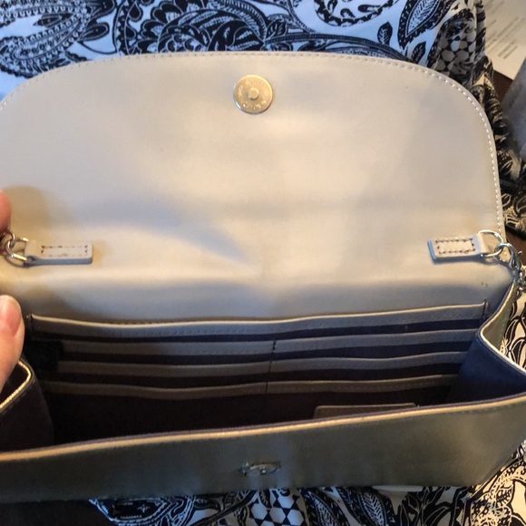 Halogen pale metallic gold textured clutch with crossbody chain, magnetic close - Picture 4 of 9